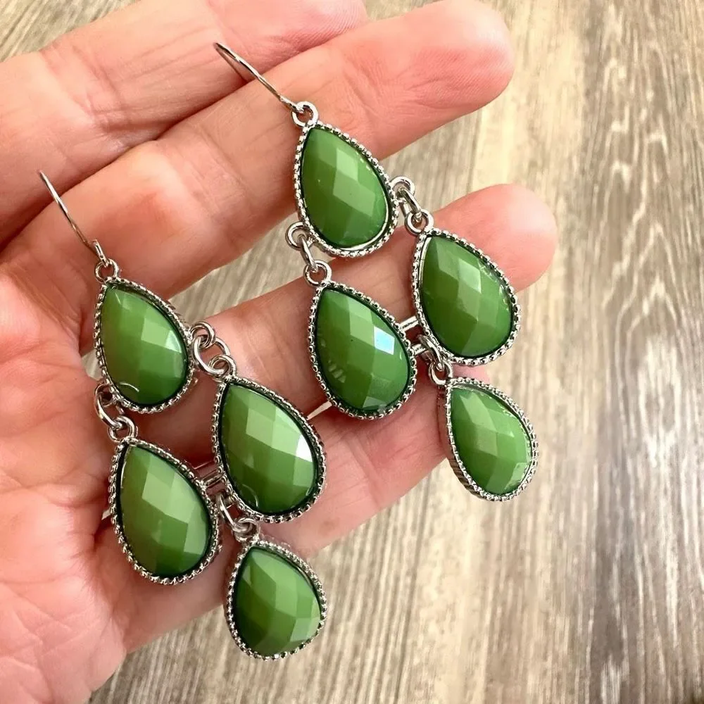Charming Charlie green and gold tone drop earrings